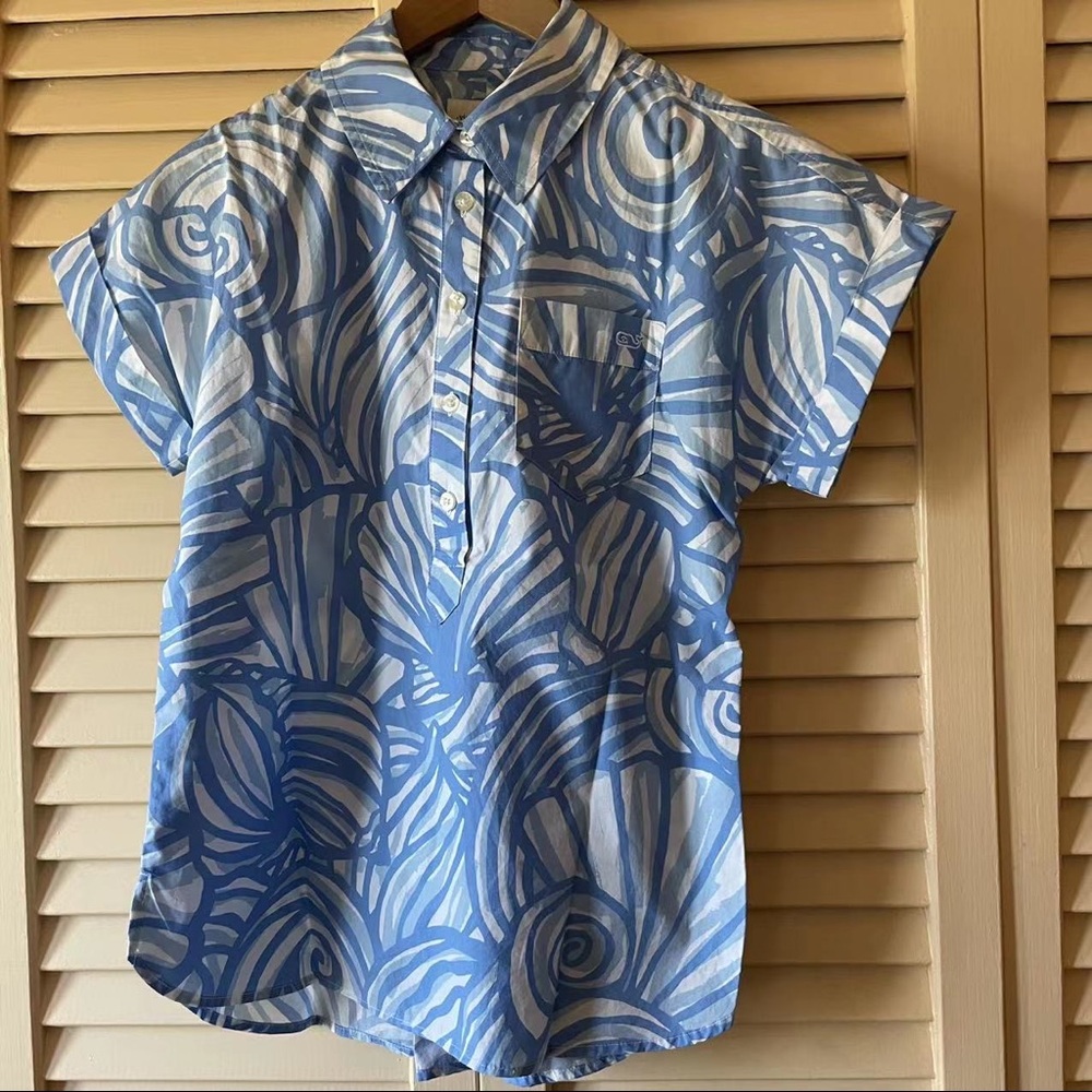 Vineyard Vines Blue wavy short sleeve button up shirt